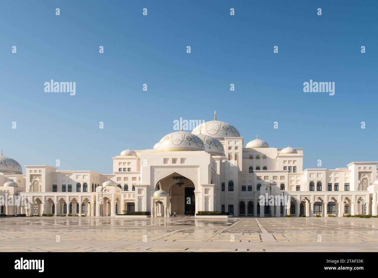 Abu Dhabi, VAE, 08.02.2020. Präsidentenpalast der VAE Qasr Al Watan, öffentlich zugänglich, Außenansicht vom Eingang. Stockfoto