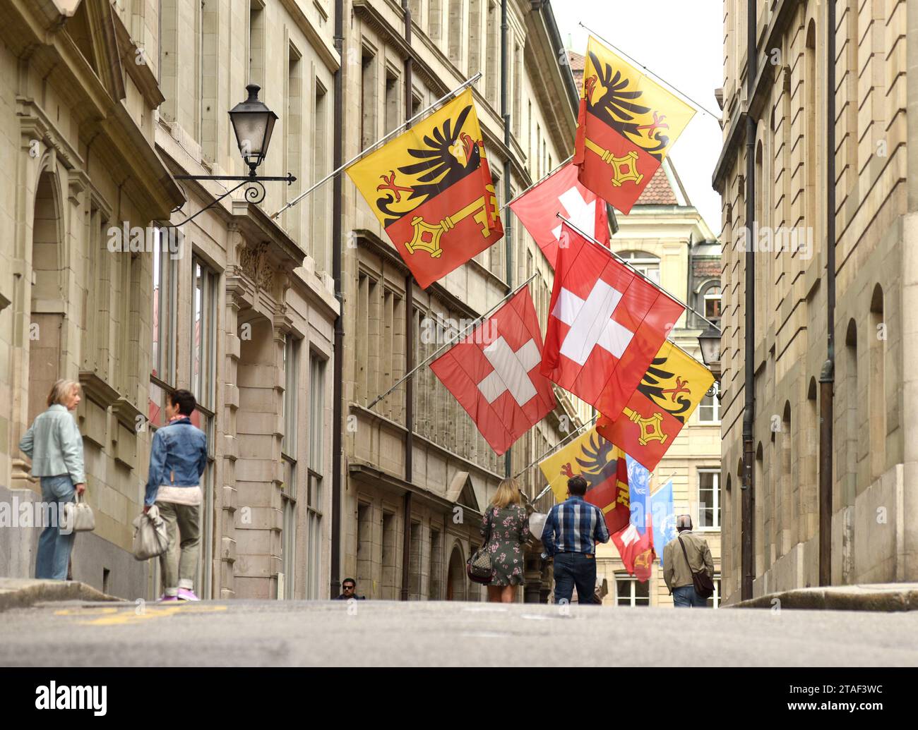 Genf, Schweiz - 05. Juni 2017: Schweizer Flagge und Flagge von Genf auf dem Fassadengebäude in Genf, Schweiz Stockfoto