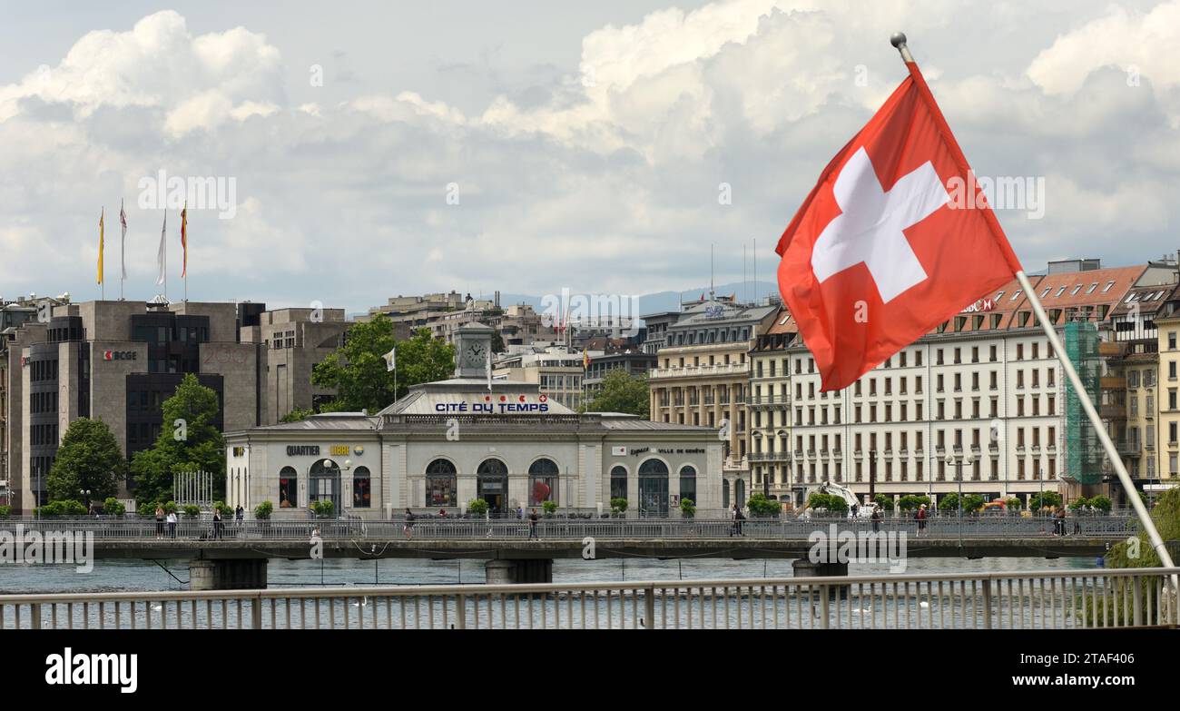 Genf, Schweiz - 05. Juni 2017: Gebäude La Cite du Temps und Schweizer Flagge in Genf, Schweiz Stockfoto