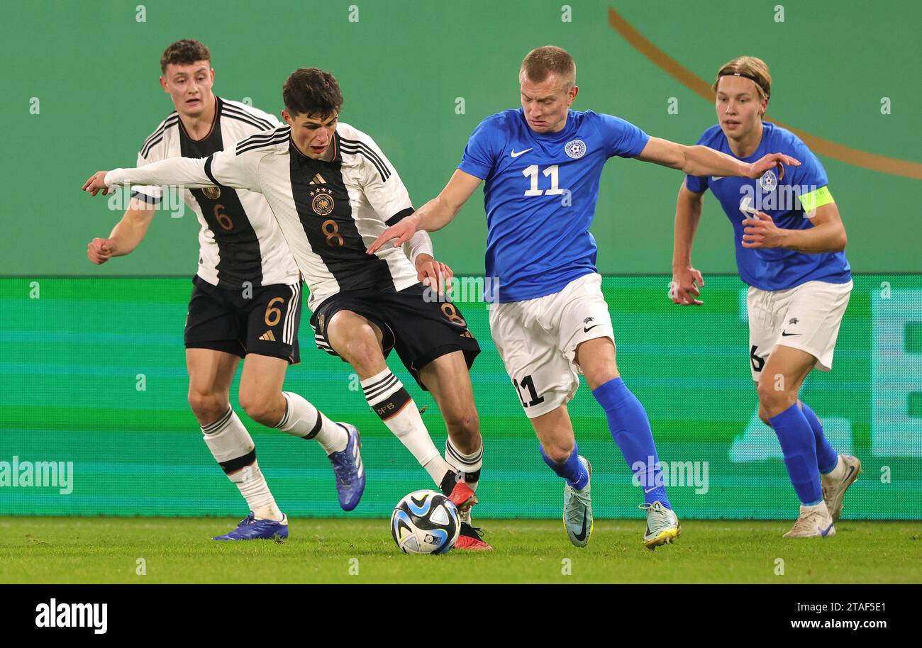 Paderborn, Deutschland. November 2023. firo: 17. November 2023, Fußball, Fußball: DFB-Nationalmannschaft, U21-Nationalspiel Männer, Männer, Europameisterschaft Qualifikation, Europameisterschaft Qualifikation, GER, Deutschland - Estland 4:1 Merlin ROHL, GER, links gegen Nikita MIHHAILOV/dpa/Alamy Live News Stockfoto