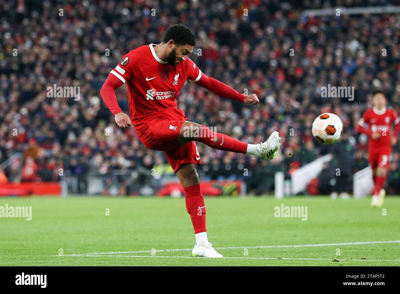 Liverpool, Großbritannien. November 2023 30. Joe Gomez aus Liverpool in Aktion. UEFA Europa League Gruppe E Spiel, Liverpool gegen LASK am Donnerstag, 30. November 2023, Anfield in Liverpool. Dieses Bild darf nur für redaktionelle Zwecke verwendet werden. Nur redaktionelle Verwendung. bild von Chris Stading/Andrew Orchard Sportfotografie/Alamy Live News Credit: Andrew Orchard Sportfotografie/Alamy Live News Stockfoto