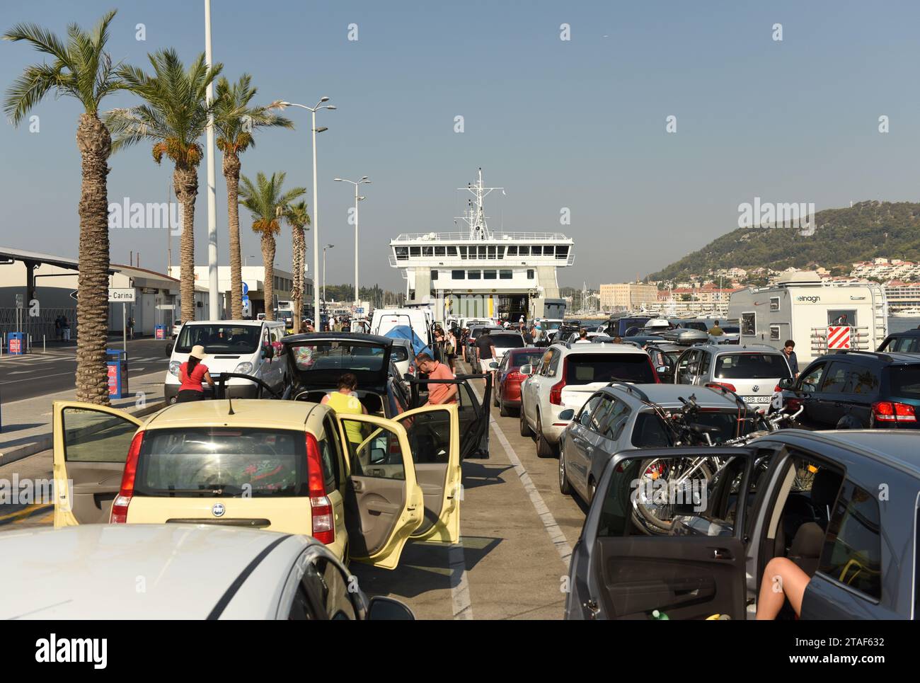 Split, Kroatien - 19. August 2017: Autos warten auf das Einsteigen der Fähre im Hafen von Split, Kroatien. Stockfoto