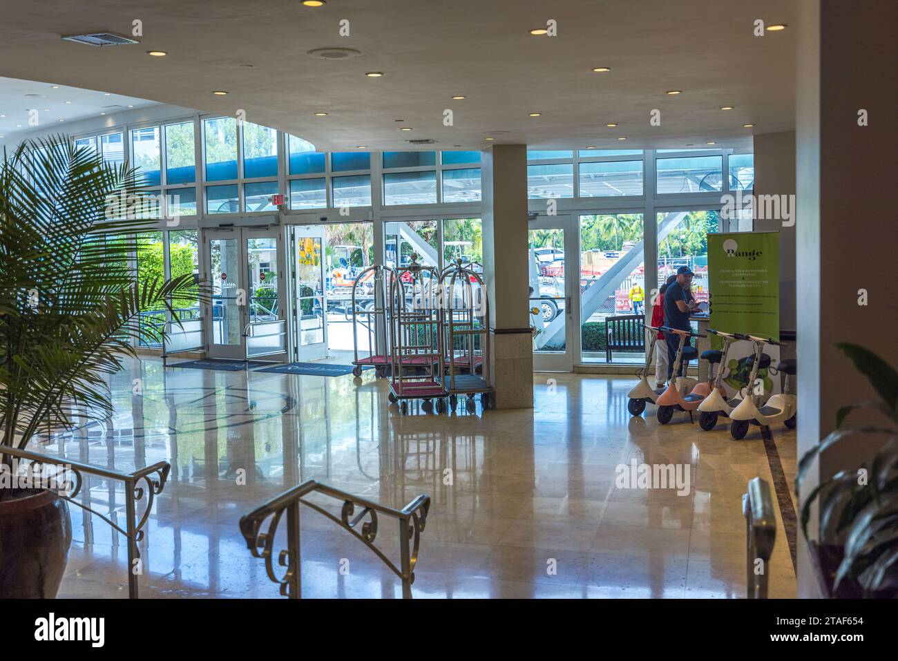 Blick auf Touristen am Selbstbedienungsschalter des wunderschönen Radisson Hotels. Miami Beach. USA. Stockfoto