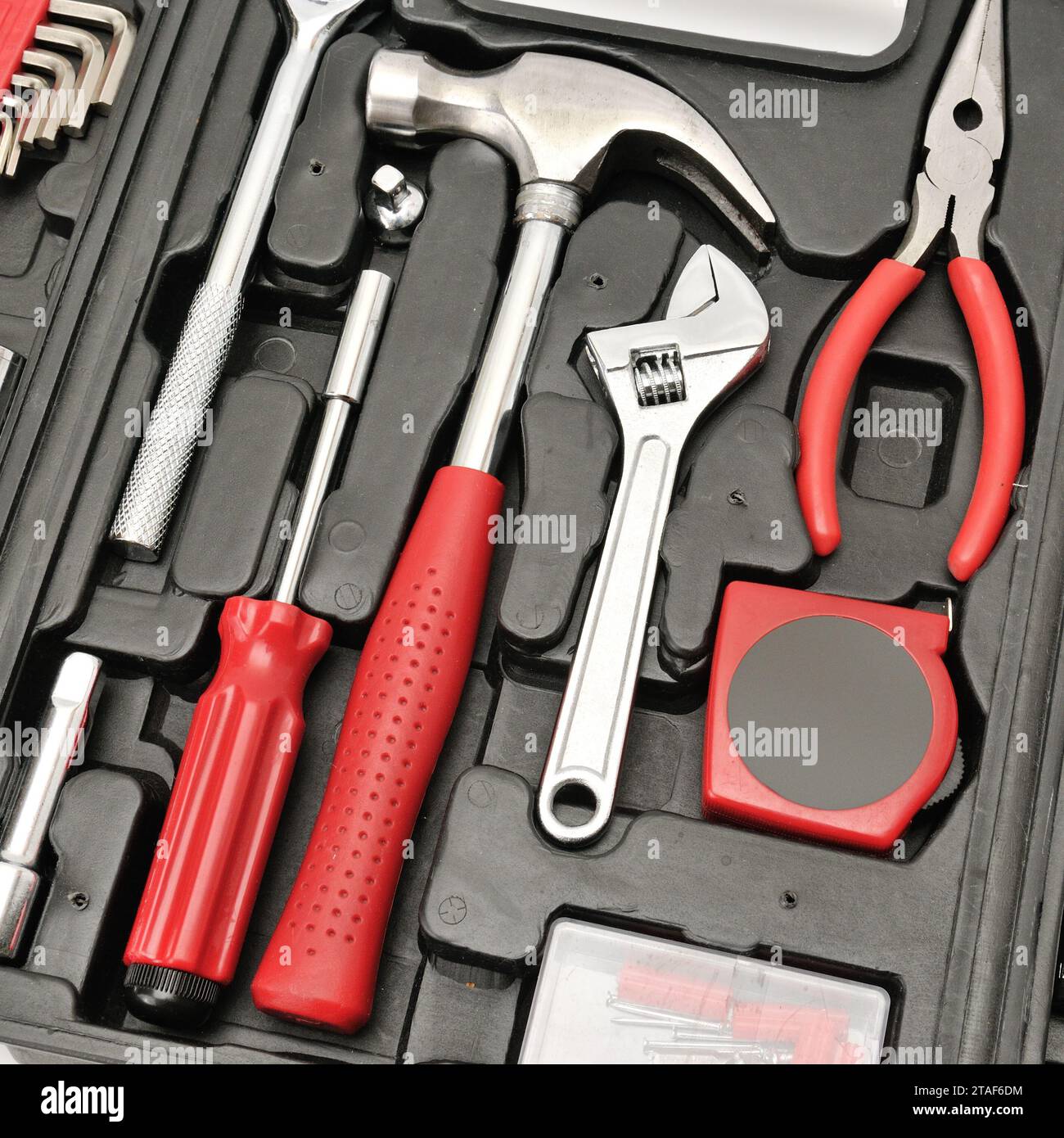 Werkzeugsatz im Karton Stockfoto