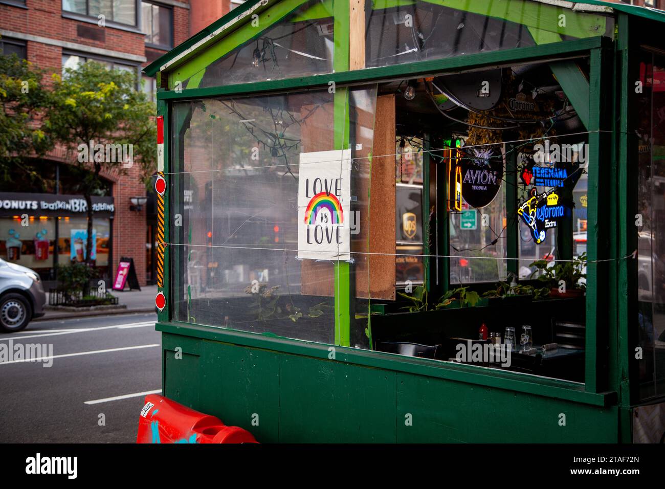 Restaurant im Freien in den Straßen von Midtown Manhattan Stockfoto