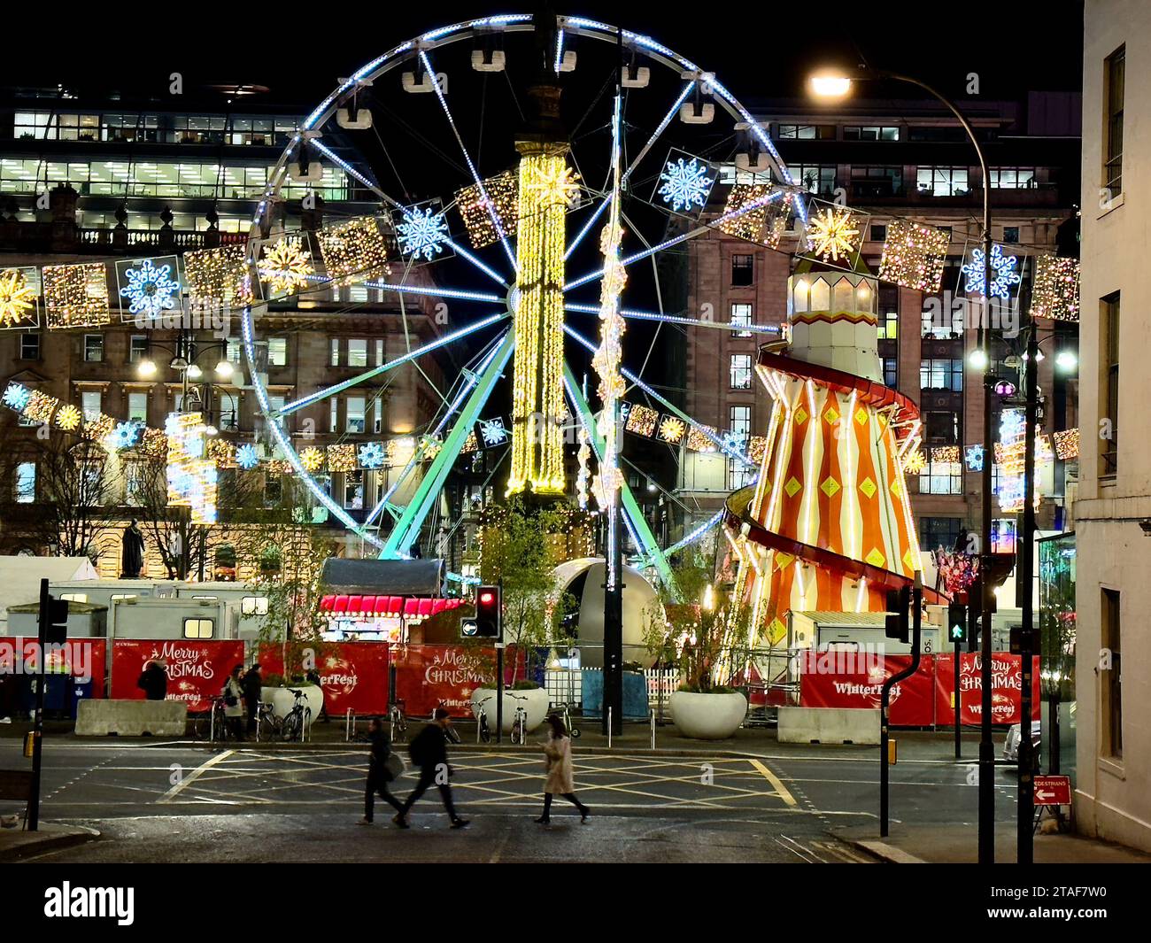 Weihnachtslichter und Fahrgeschäfte auf dem Festgelände am George Square im Stadtzentrum sind für die Weihnachtszeit geöffnet Stockfoto