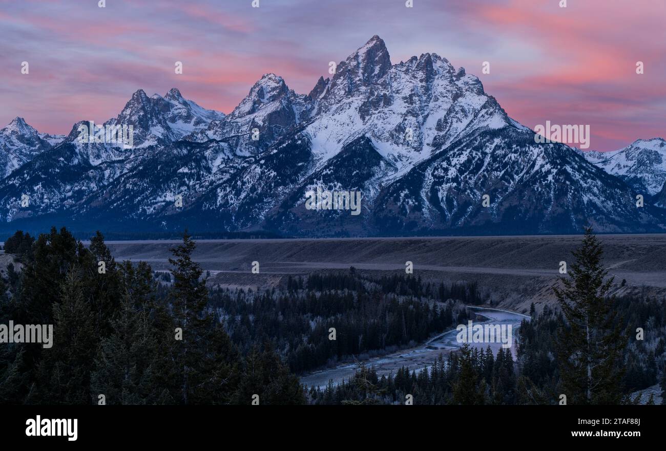 Gipfel der Teton Range und des Snake River im Grand Teton National Park in Wyoming bei Sonnenaufgang. Stockfoto