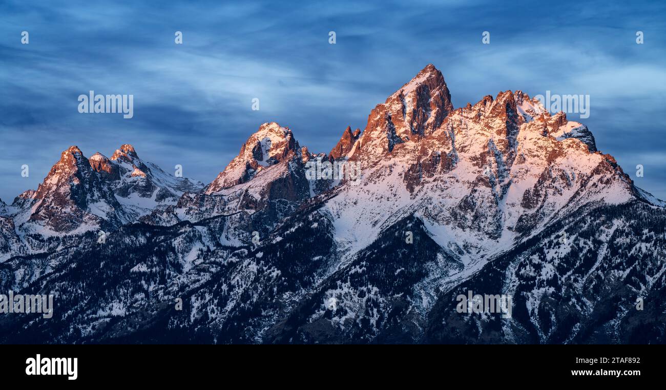 Gipfel der Teton Range im Grand Teton National Park in Wyoming bei Sonnenaufgang. Stockfoto