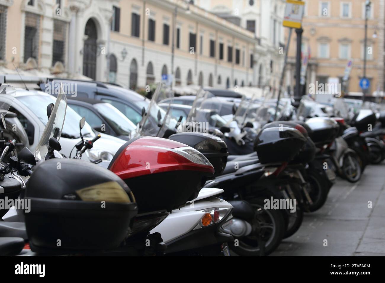 Motorroller und Motorräder parken auf der Piazza dei Santi Apostoli in Rom Stockfoto