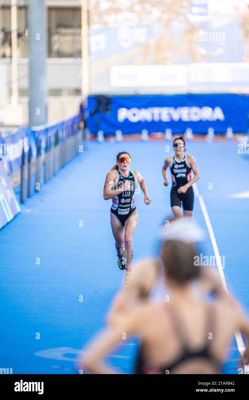 Jeanne Lehair nahm an Pontevedra an der Triathlon-Weltmeisterschaft 2023 Teil. Stockfoto