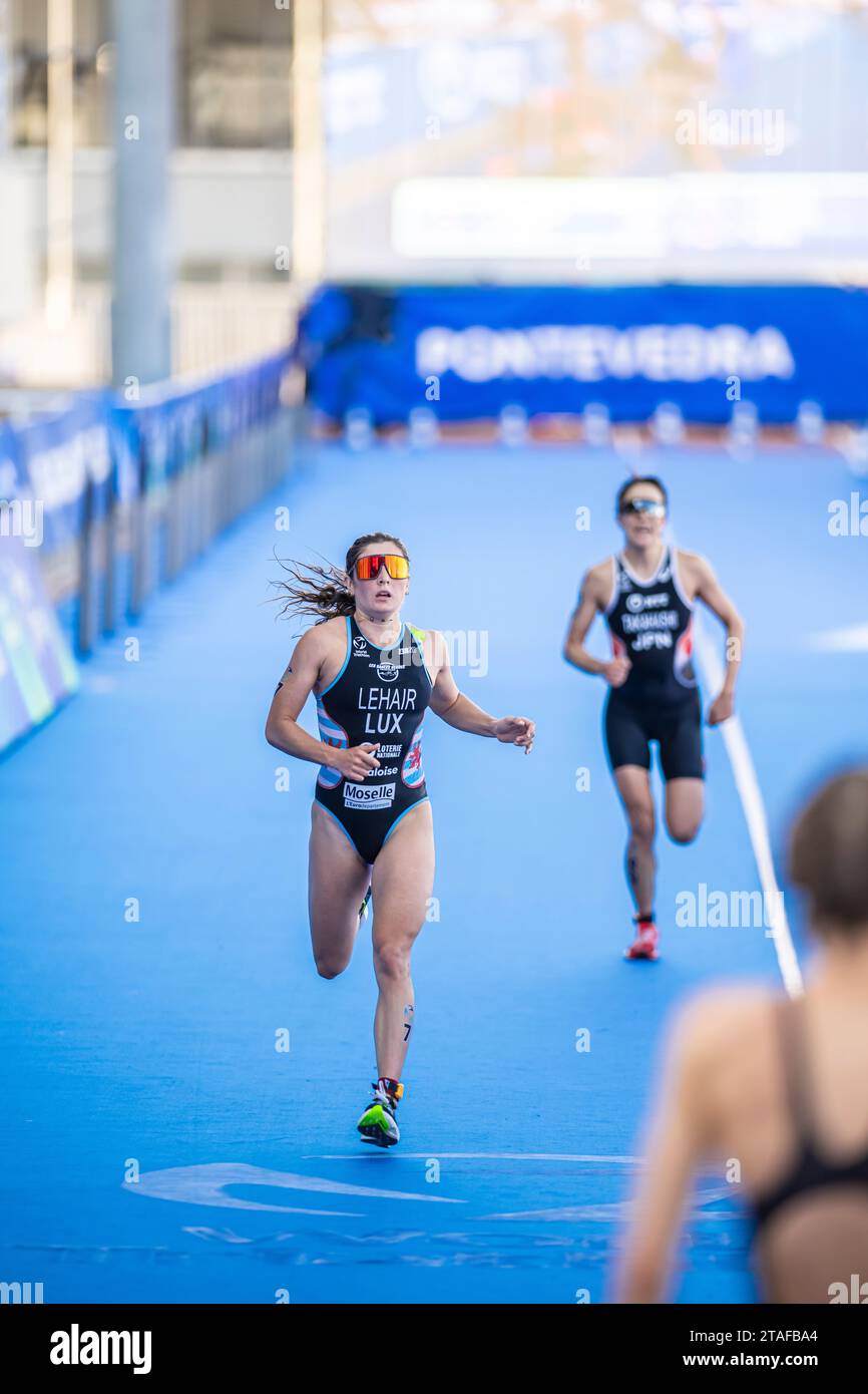 Jeanne Lehair nahm an Pontevedra an der Triathlon-Weltmeisterschaft 2023 Teil. Stockfoto