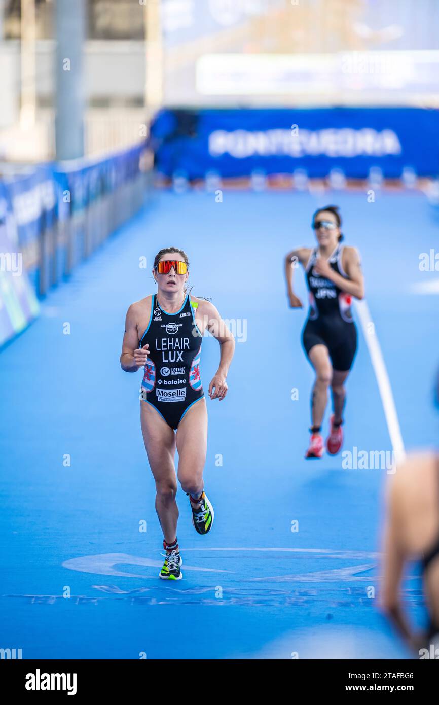 Jeanne Lehair nahm an Pontevedra an der Triathlon-Weltmeisterschaft 2023 Teil. Stockfoto