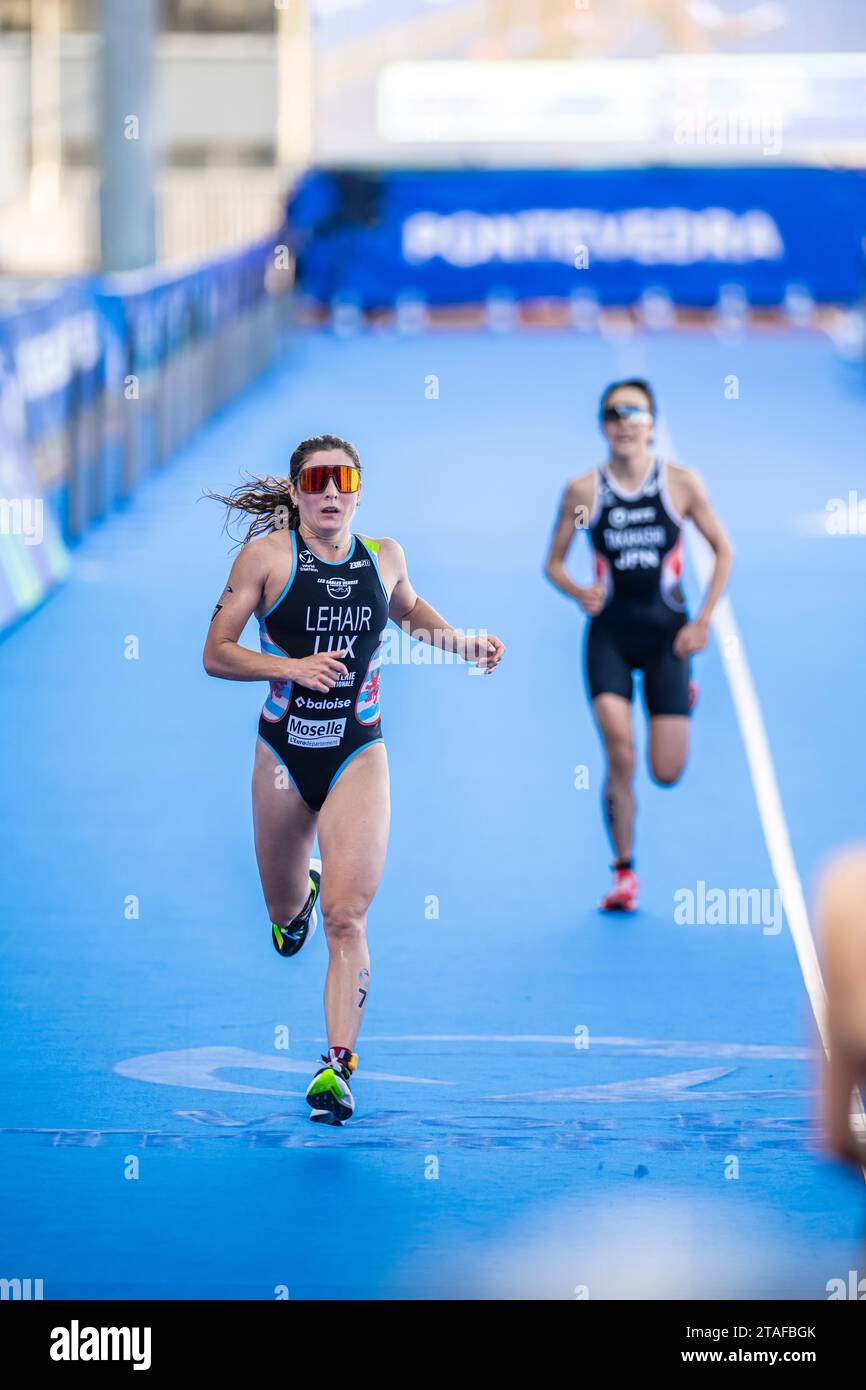 Jeanne Lehair nahm an Pontevedra an der Triathlon-Weltmeisterschaft 2023 Teil. Stockfoto