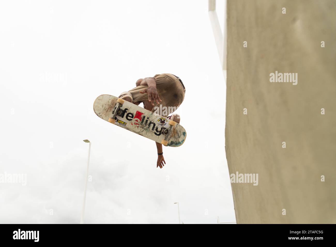 Salvador, Bahia, Brasilien - 14. März 2020: Skateboarder macht Tricks im Parque dos Ventos in Salvador, Bahia. Stockfoto