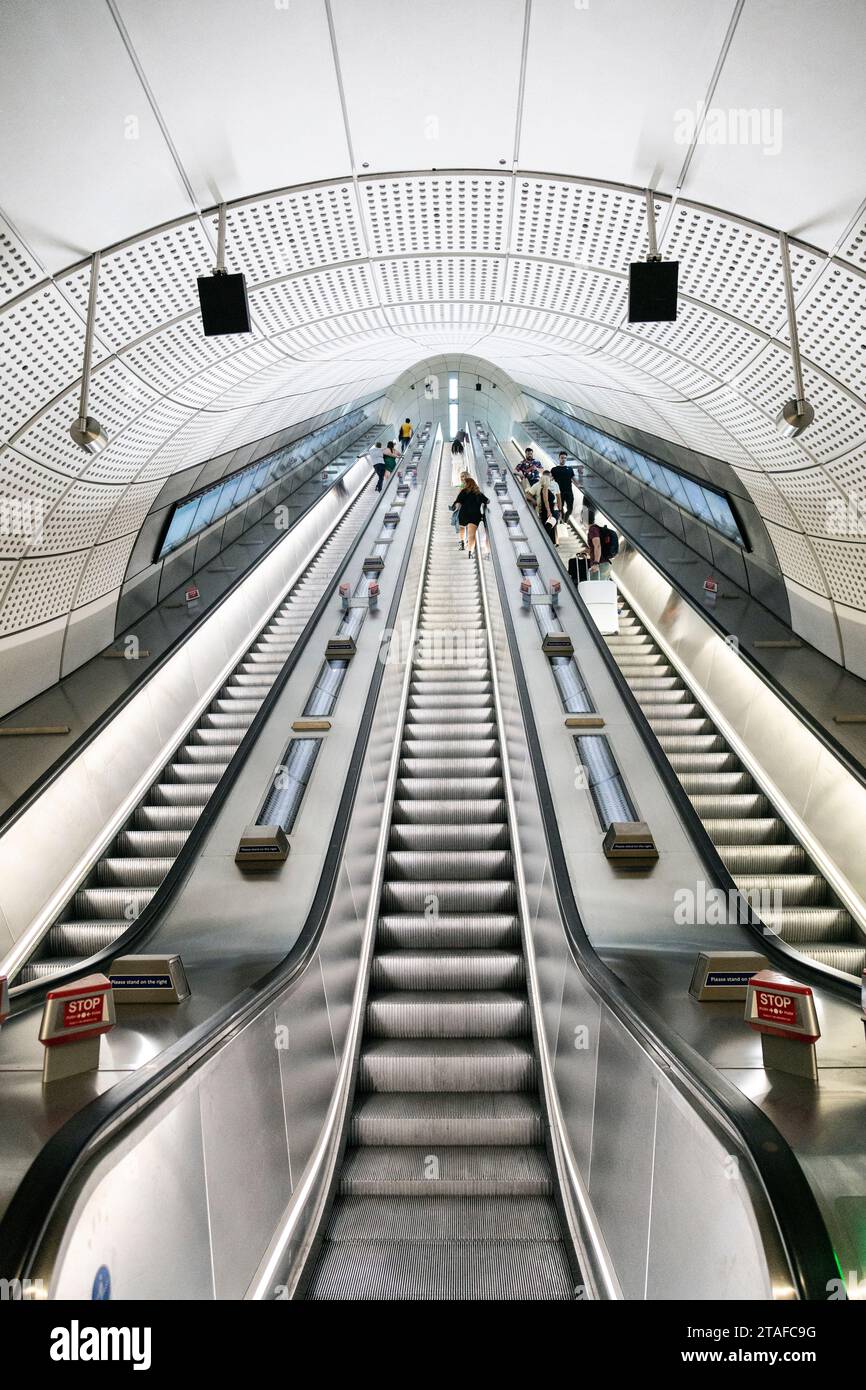 Rolltreppen an der Farringdon Elizabeth Line Station, London, England Stockfoto