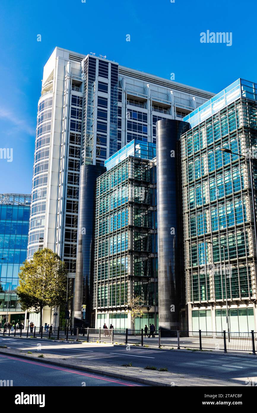 2 Triton Square und 338 Bürogebäude der Euston Road entlang der Euston Road, Regents Place, London, England Stockfoto
