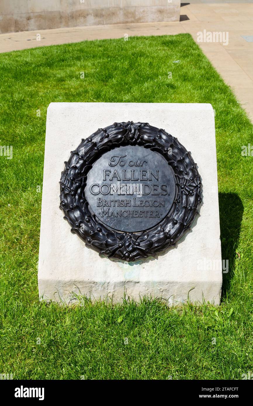 To Our gefallenen Kameraden Kranzplakette am Manchester Cenotaph Memorial, St. Peter's Square, Manchester, England, Großbritannien Stockfoto