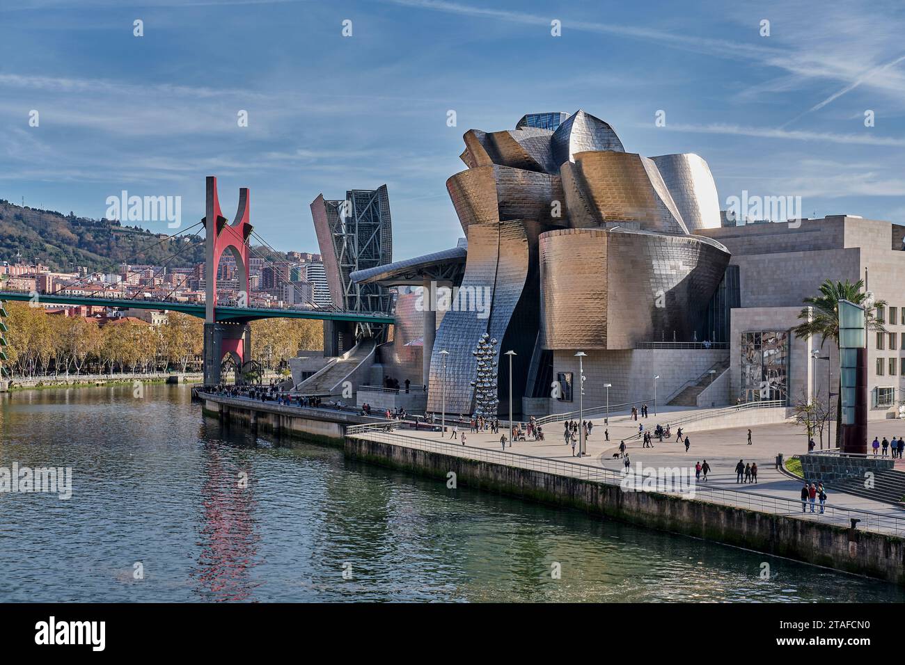 Guggenheim Museum in Bilbao, Spanien. Panoramablick auf einen sonnigen Tag, an dem wir Menschen sehen können, die herumlaufen Stockfoto