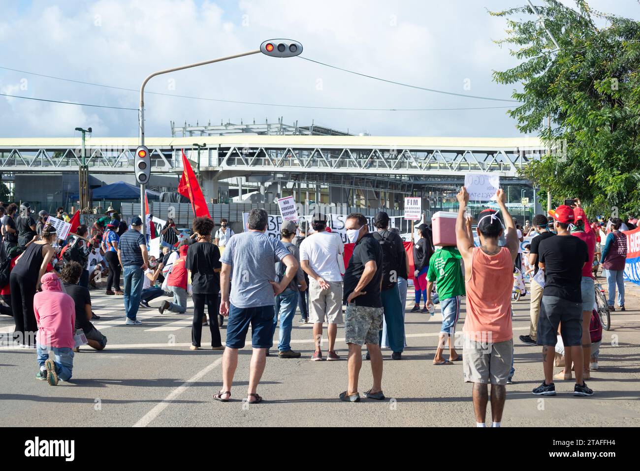 Salvador, Bahia, Brasilien - 07. Juni 2020: Demonstranten protestieren gegen den Tod von George Floyd mit Plakaten und Transparenten während der COVID-19-Quarantäne Stockfoto