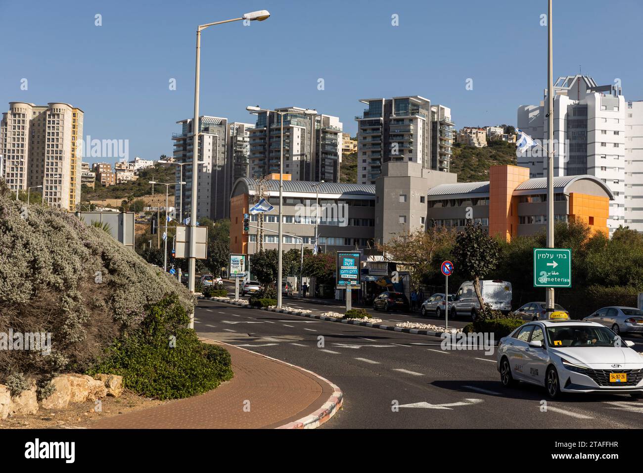 Haifa, Israel - 29. November 2023, Kiryat Sprinzak, auch Shprintzak genannt, ist ein Viertel, Blockhäuser aus den 80er Jahren, geräumig Stockfoto