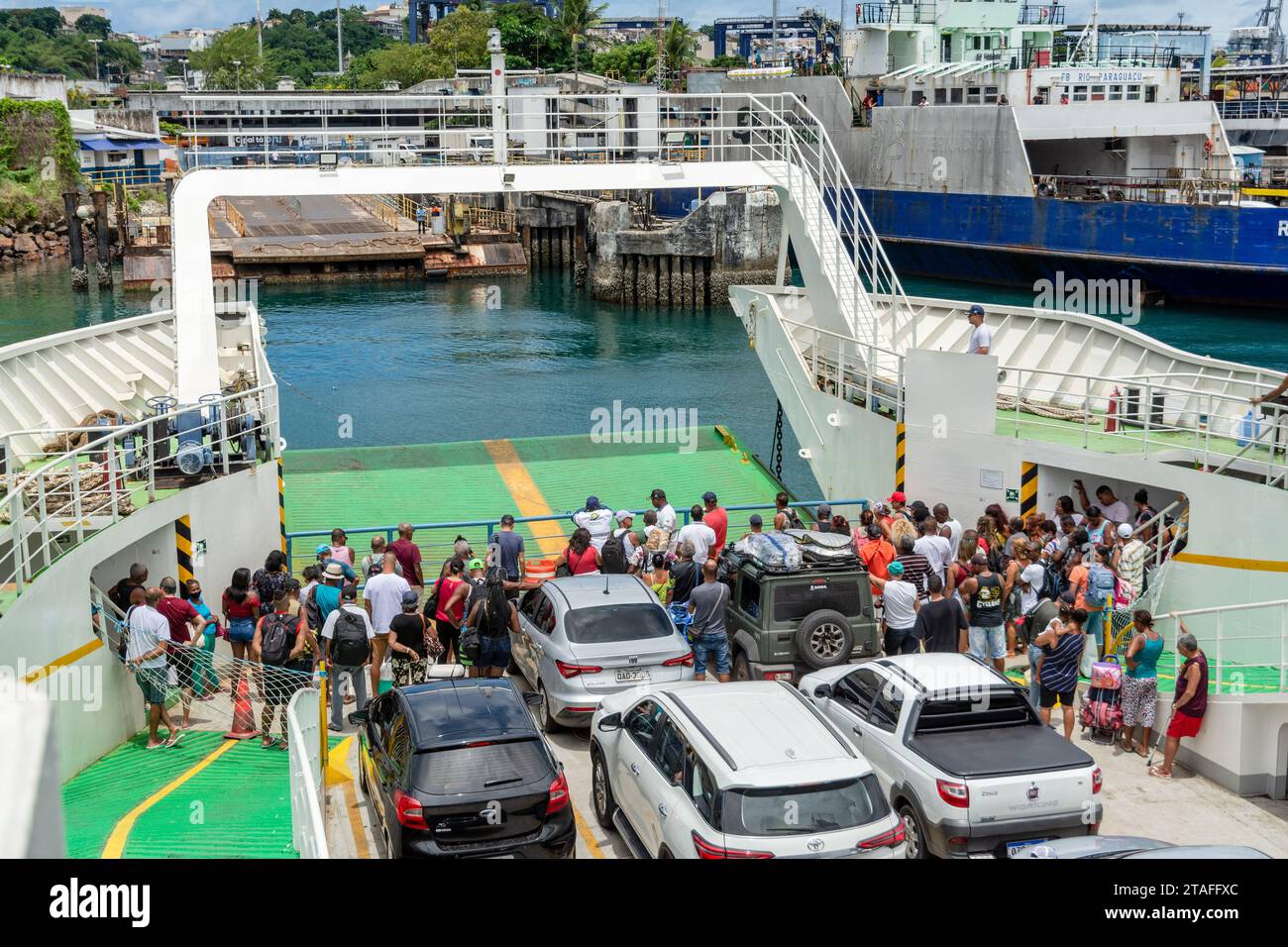 Salvador, Bahia, Brasilien - 12. März 2023: Fährschiff Ankunft am Seehafen Sao Joaquim in Salvador, Bahia. Stockfoto