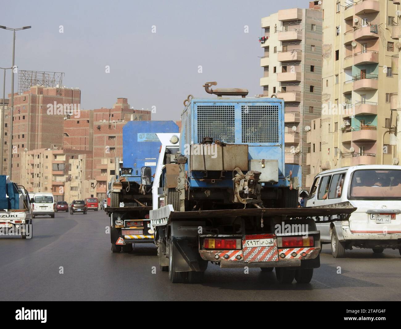 Gizeh, Ägypten, 5. Oktober 2023: Ein hydraulischer Tieflader, der Dieselgeneratoren bewegt, Dieselmotor mit einer elektrischen Gattung Stockfoto