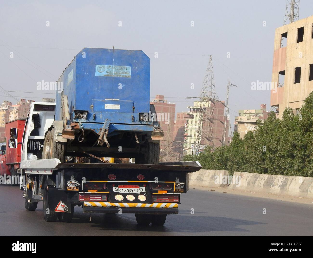 Gizeh, Ägypten, 5. Oktober 2023: Ein hydraulischer Tieflader, der Dieselgeneratoren bewegt, Dieselmotor mit einer elektrischen Gattung Stockfoto