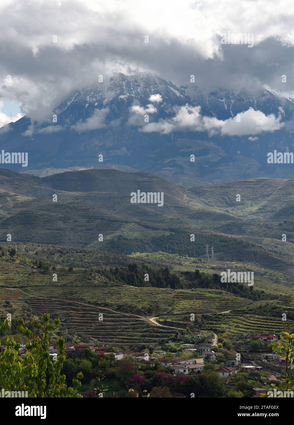 092 Morgen Berg - Mali i i Tomorrit - gesehen von der Ostseite des Kalaja e Beratit - Schloss - Viertels. Berat-Albanien. Stockfoto