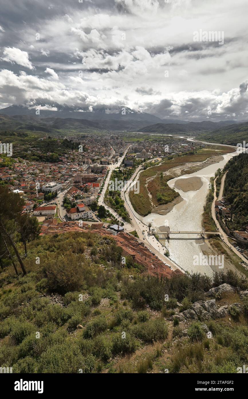 095 Blick über den Osten der Stadt und das Tal des Flusses Osum bis zum morgendlichen Berg Mali i Tomorrit vom Bezirk Kala aus. Berat-Albanien. Stockfoto