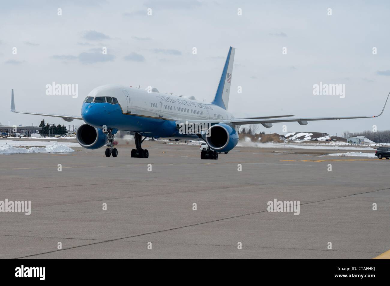 Air Force One landet für Präsident Joe Bidens Ankunft in der Minneapolis-St. Paul Air Reserve Station, Minnesota, 3. April 2023. Biden landete in Minnesota, um seine wirtschaftliche Agenda in der Cummins Facility in Fridley zu besprechen. (Foto der U.S. Air Force von Staff Sgt. Timothy Leddick) Stockfoto