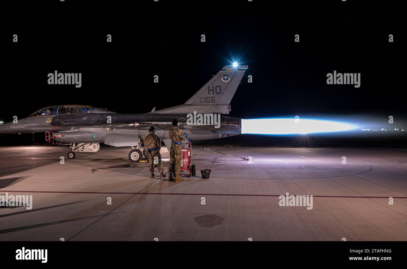 Flieger der 311th Aircraft Maintenance Unit führen am 16. November 2023 einen F-16 Viper Nachbrenner auf der Holloman Air Force Base in New Mexico durch. Der Nachbrennerbetrieb erfolgt, wenn roher Strahlkraftstoff in den Motorförderer eingespritzt wird, was zu einem langen Feuerkegel aus dem Auspuff führt und vierundzwanzig Pfund Schub erzeugt, der den Flugzeugrahmen antreibt. (Foto der U.S. Air Force von U.S. Air Force Airman 1st Class Michelle Ferrari) Stockfoto