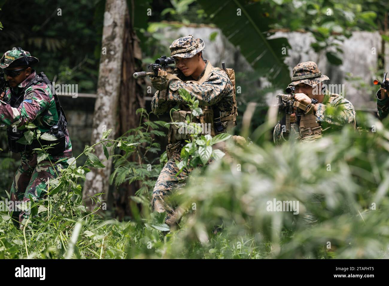 US-Marines mit dem 1. Bataillon, 7. Marine-Regiment, der Marine Rotational Force-Südostasien zugeordnet, und indonesische Marines mit der 4. Marine-Infanterie-Brigade Pasmar 1 nehmen am 27. November 2023 an einer Unterrichtszeit im Umgang mit Waffen während der Keris Marine-Übung 2023 im Piabung-Trainingsgebiet in Sukabumi, West Java, Indonesien Teil. Keris MAREX ist eine bilaterale Übung, die vom U.S. Marine Corps und dem indonesischen Marinekorps oder Korps Marinir geleitet wird, um die militärische Interoperabilität und die Sensibilisierung für maritime Gebiete zu fördern, Beziehungen zu stärken und die militärischen Fähigkeiten unter p auszubauen Stockfoto