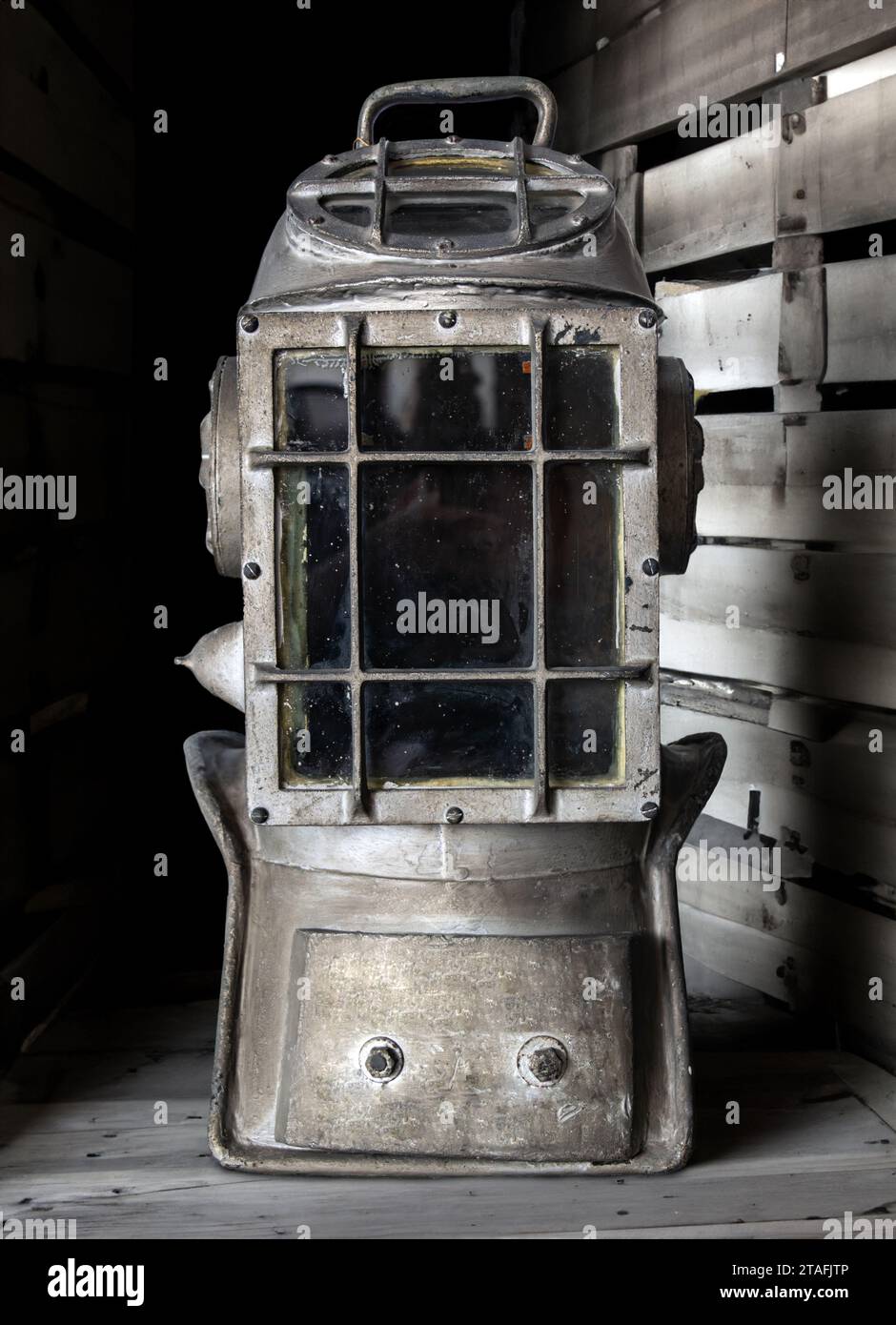 Historischer Taucherhelm im Stauraum Stockfoto