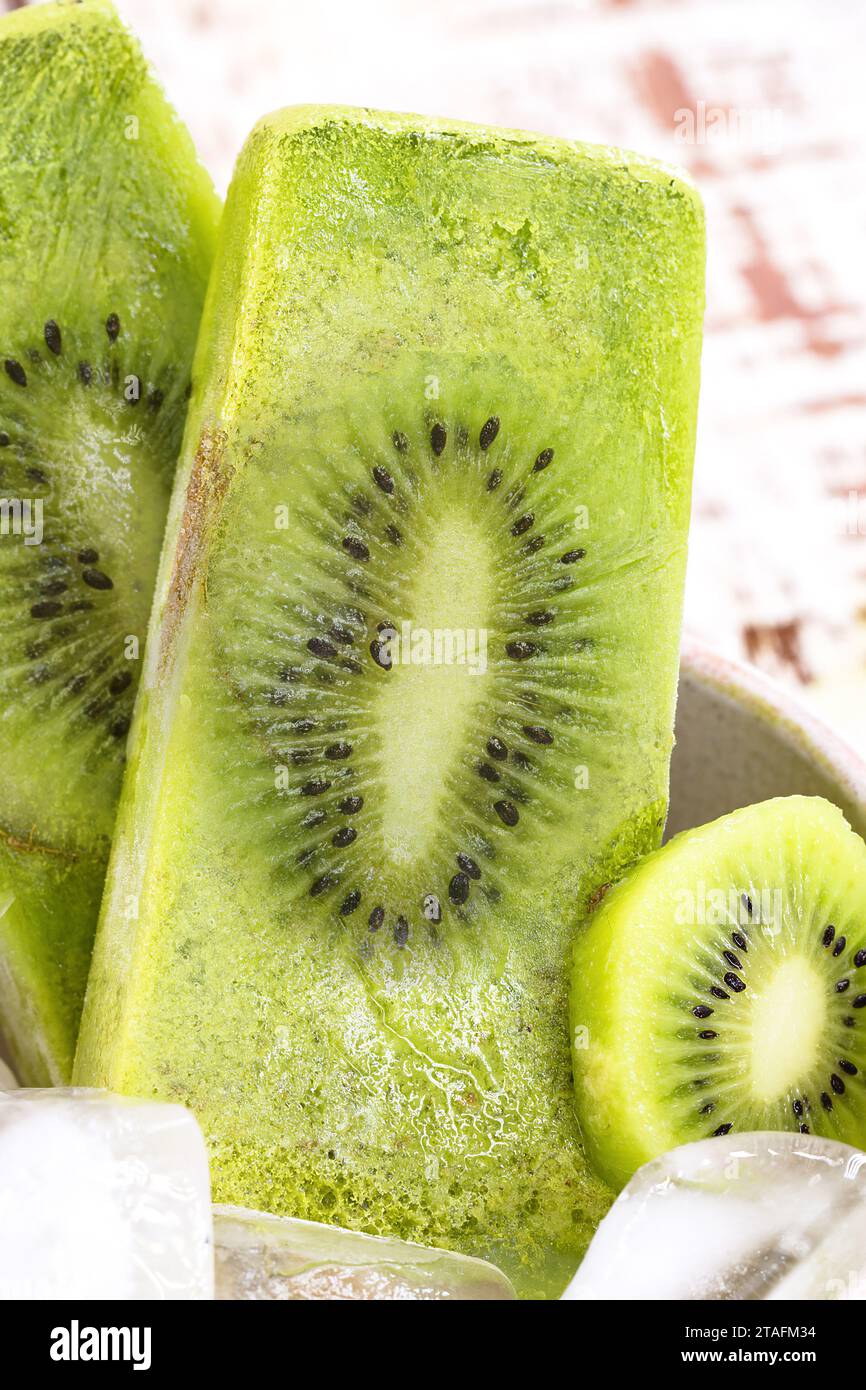 Kiwi-Eis mit Zitrone, in einer Schale aus recyceltem Kunststoff, natürliches Fruchteis oder Eis-Pop Stockfoto