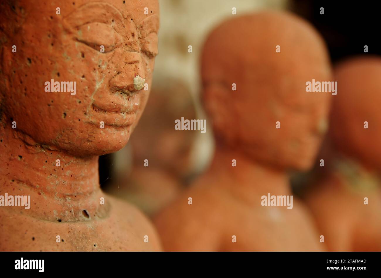 Terrakotta Mönch Statue im bezaubernden Tempel von Chiang Mai, Thailand. Stockfoto