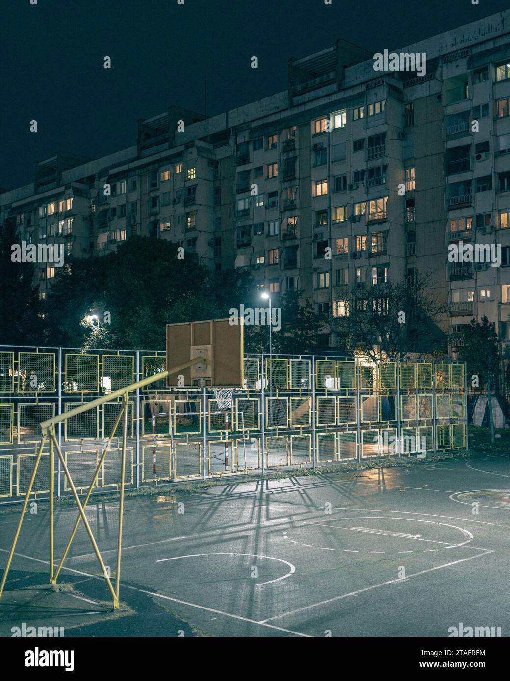 Basketballplatz und Wohngebäude bei Nacht in Neubelgrad, Serbien Stockfoto