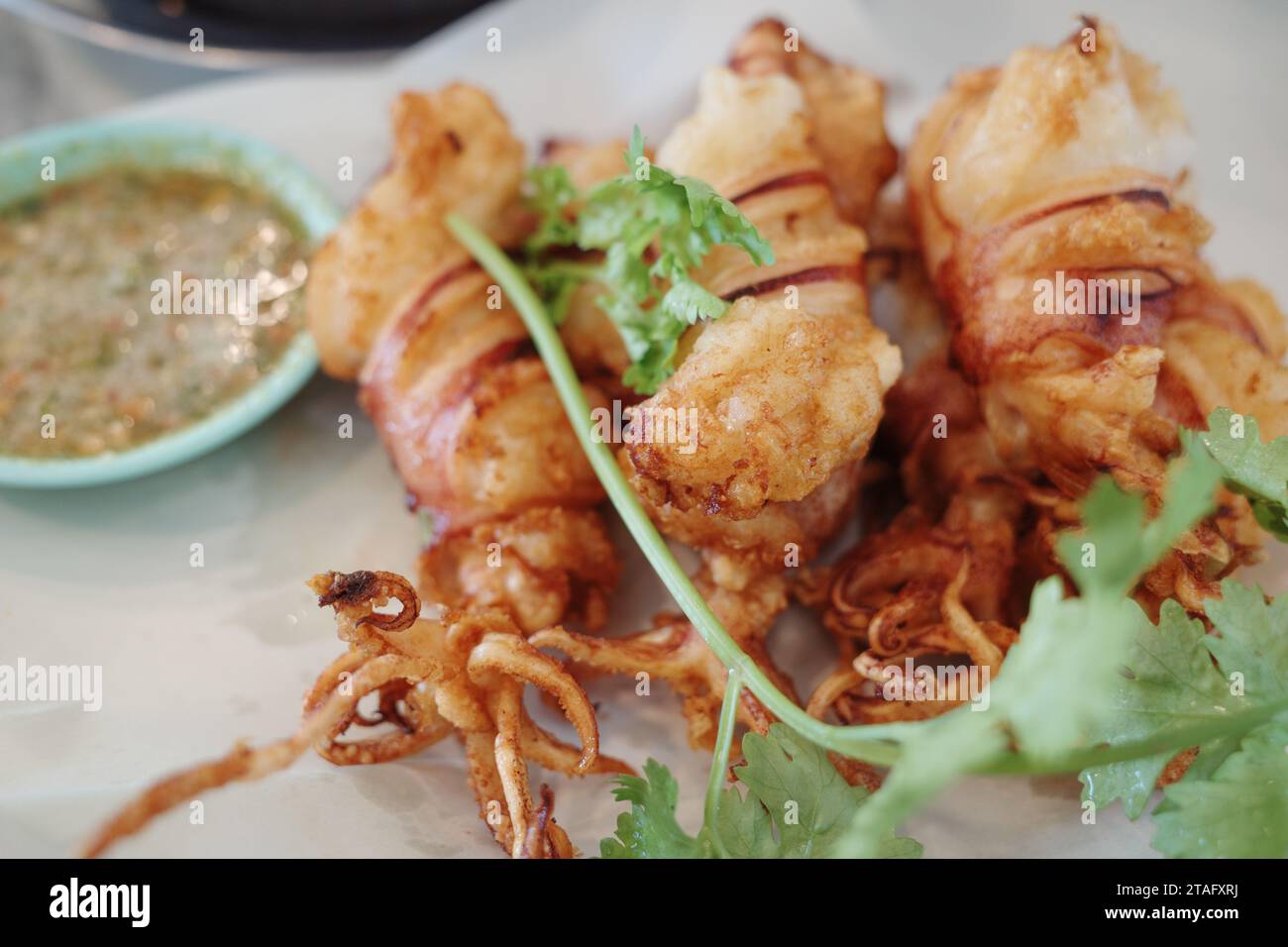 Frittiertes Tintenfischei mit Knoblauchpfeffer und scharfer Sauce Stockfoto