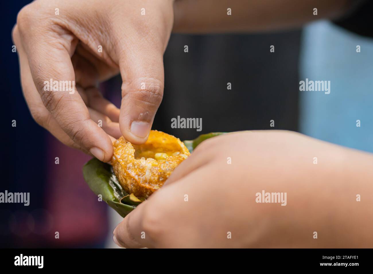 Phuchka oder Pani Puri serviert in indien auf einer Schüssel aus Schieferblättern. Dieses beliebte Street Food wird auch Gupchup oder Golgappa genannt. Es ist knusprig gebraten h Stockfoto