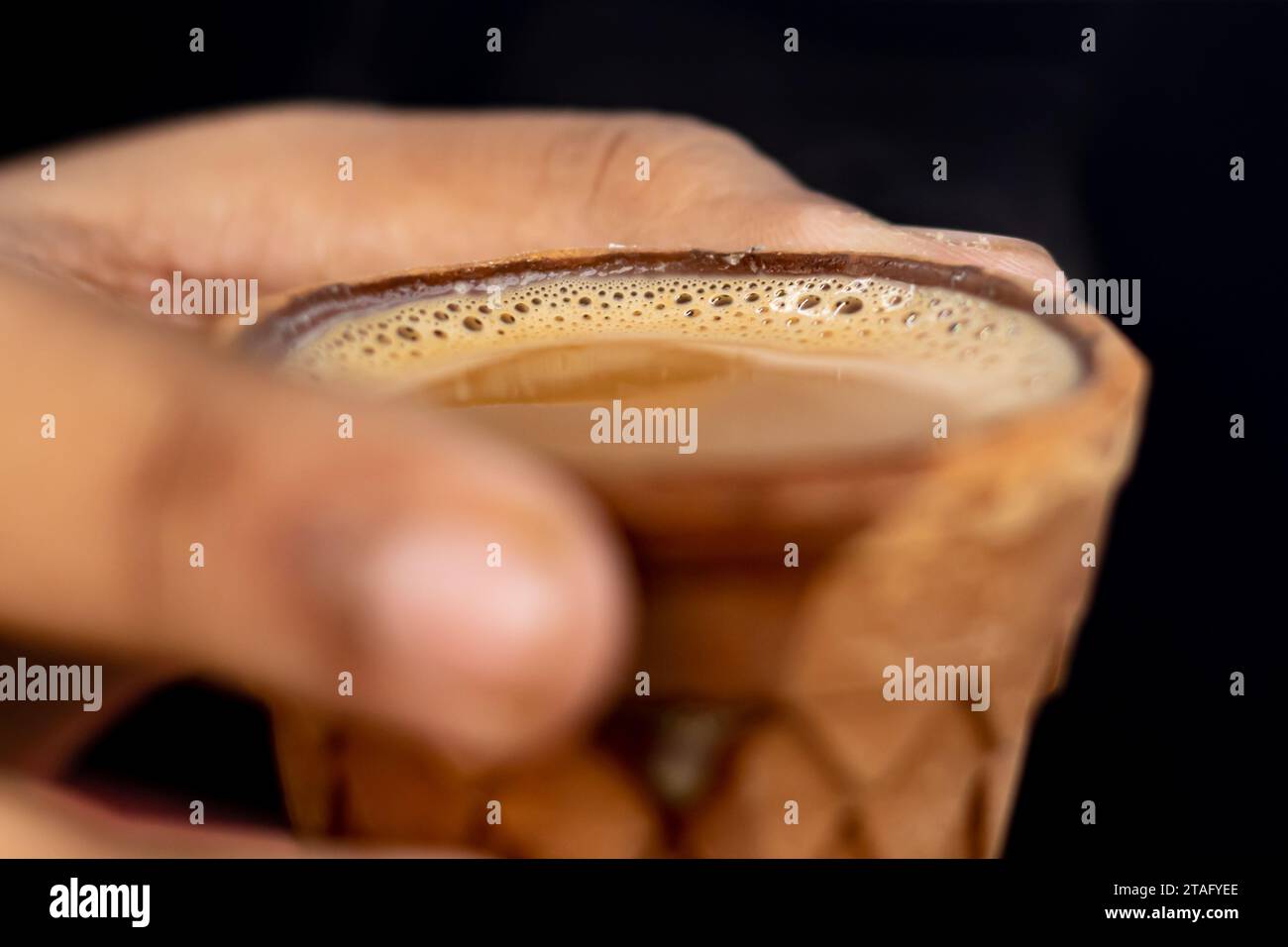 Heißer Milchtee oder Chai in traditionellem Kulhad oder Tontopf oder irdener Tasse, die von Hand gehalten wird. Das ist ein sehr beliebtes Getränk in indien. Stockfoto