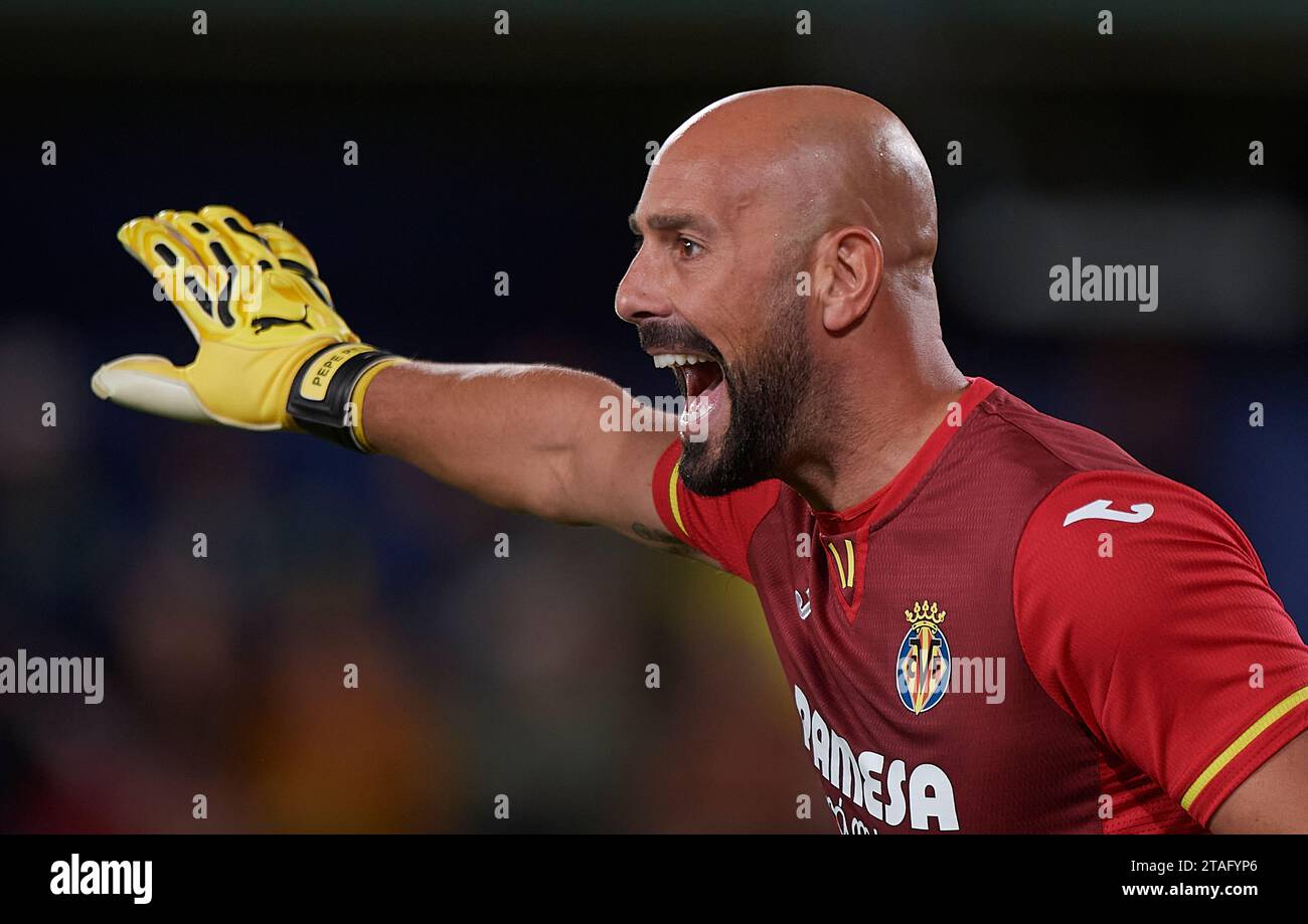 Vila Real. Dezember 2023. Villarreals Pepe Reina reagiert beim Gruppenspiel der UEFA Europa League zwischen Villarreal CF und Panathinaikos FC in Vila-Real, Spanien, am 30. November 2023. Quelle: Pablo Morano/Xinhua/Alamy Live News Stockfoto