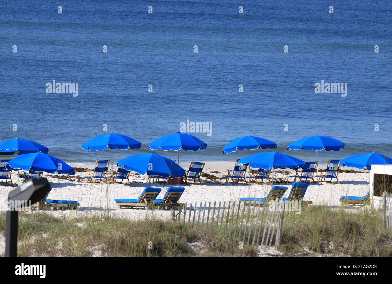 Resort-Anlage am Strand von Panama City im Sommer mit Sonnenschirmen und Liegestühlen. Stockfoto