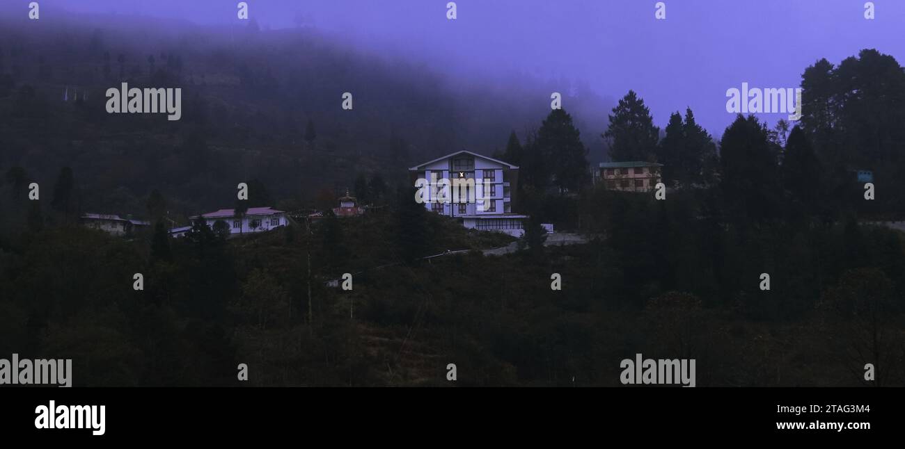 Malerischer Blick auf die nebelige Lachung Hill Station im Sommer, umgeben von Wald und himalaya Bergen, Nord sikkim in indien Stockfoto