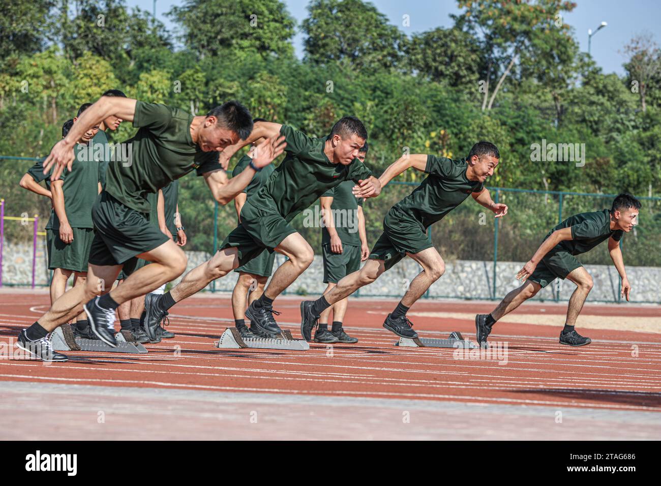 BAISE, CHINA – 29. NOVEMBER 2023 – Offiziere und Soldaten stürzen sich aus dem Startpunkt der jährlichen Militärsportspiele 2023 in Baise, Guangx Stockfoto