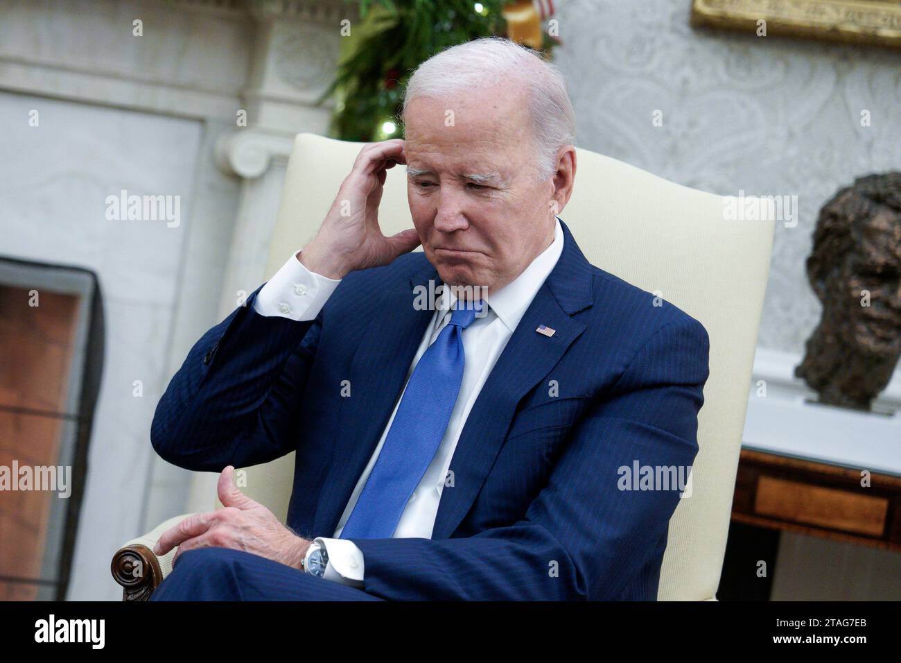 US-Präsident Joe Biden trifft sich am 30. November 2023 mit dem angolanischen Präsidenten Joao Manuel Goncalves Lourenco im Oval Office des Weißen Hauses in Washington, DC. Guthaben: Yuri Gripas/Pool über CNP/MediaPunch Stockfoto