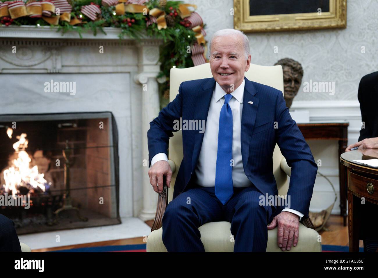 US-Präsident Joe Biden trifft sich am 30. November 2023 mit dem angolanischen Präsidenten Joao Manuel Goncalves Lourenco im Oval Office des Weißen Hauses in Washington, DC. Copyright: XYurixGripasx/xPoolxviaxCNPx/MediaPunchx Credit: Imago/Alamy Live News Stockfoto