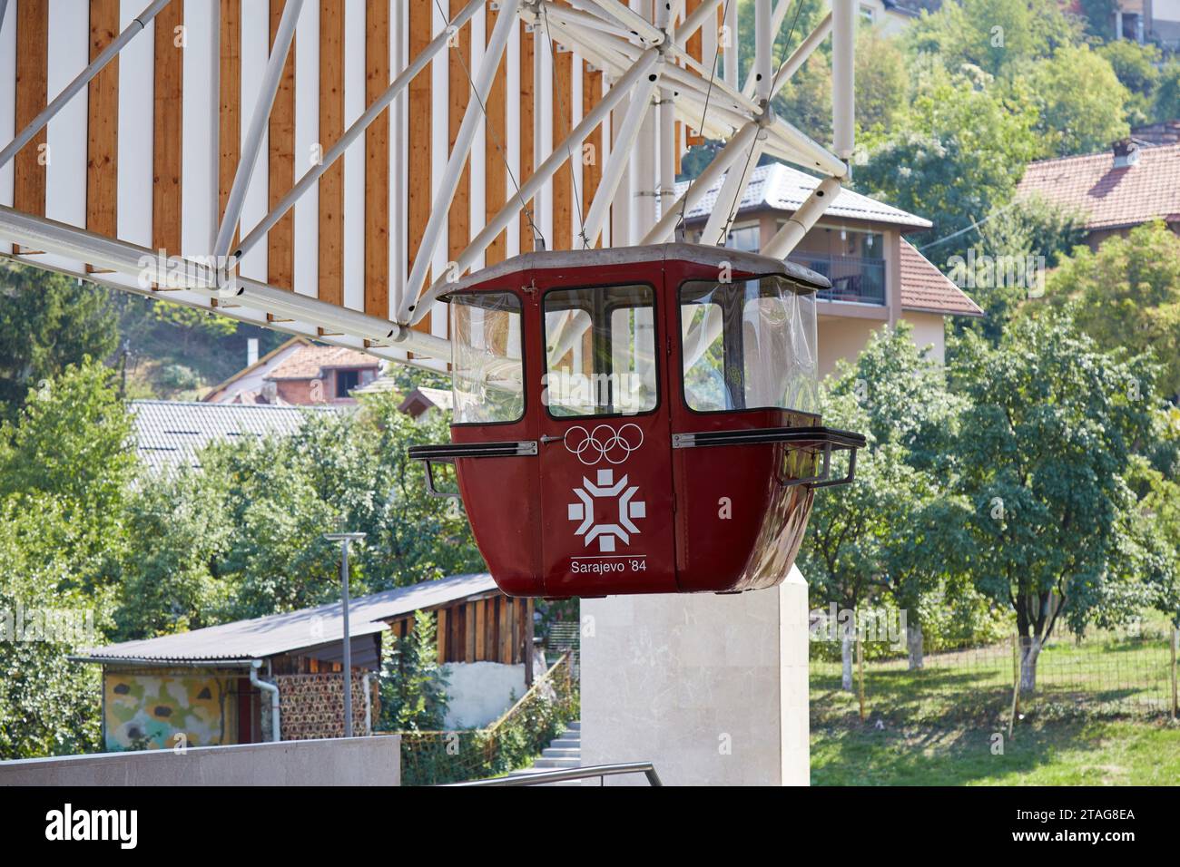 Erkunden Sie Sarajevos verlassene Bobbahn, ein Überrest der Olympischen Winterspiele 1984 Stockfoto