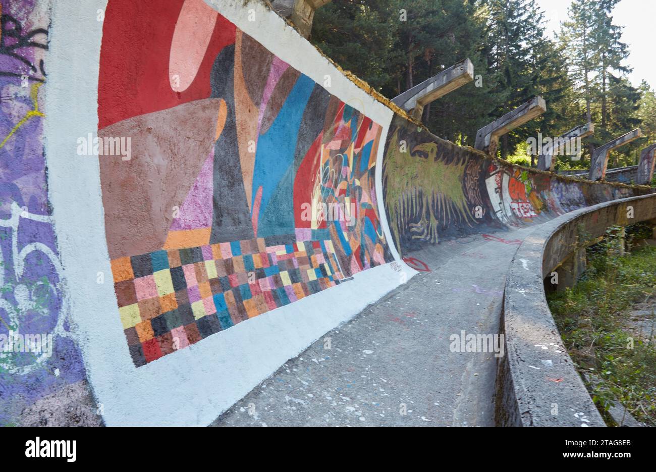 Erkunden Sie Sarajevos verlassene Bobbahn, ein Überrest der Olympischen Winterspiele 1984 Stockfoto