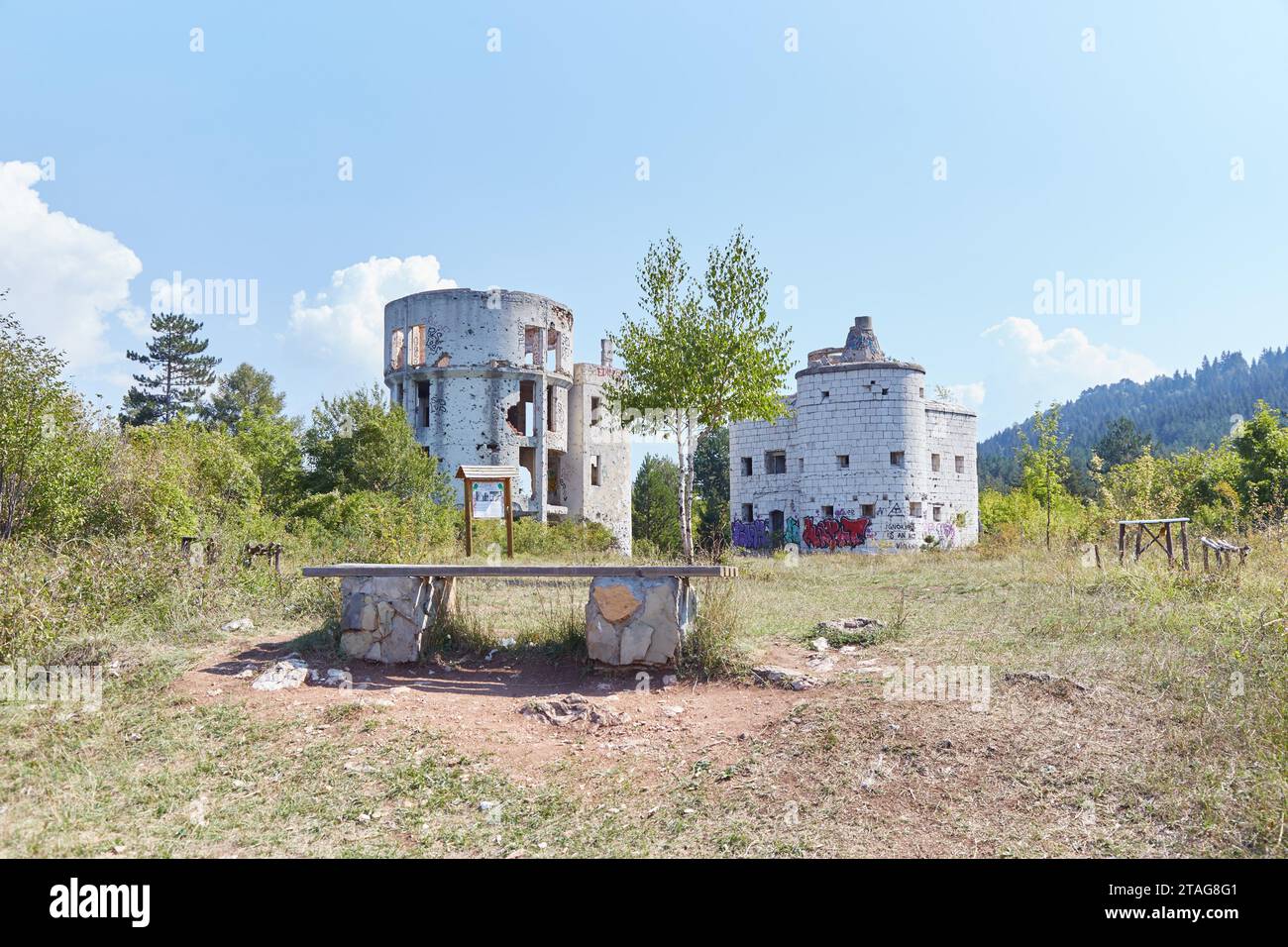 Erkunden Sie Sarajevos verlassene Bobbahn, ein Überrest der Olympischen Winterspiele 1984 Stockfoto