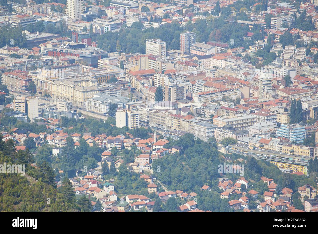 Erkunden Sie Sarajevos verlassene Bobbahn, ein Überrest der Olympischen Winterspiele 1984 Stockfoto