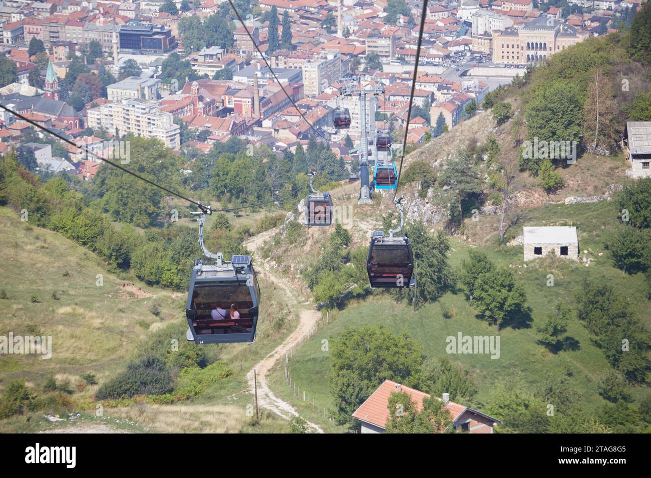 Erkunden Sie Sarajevos verlassene Bobbahn, ein Überrest der Olympischen Winterspiele 1984 Stockfoto